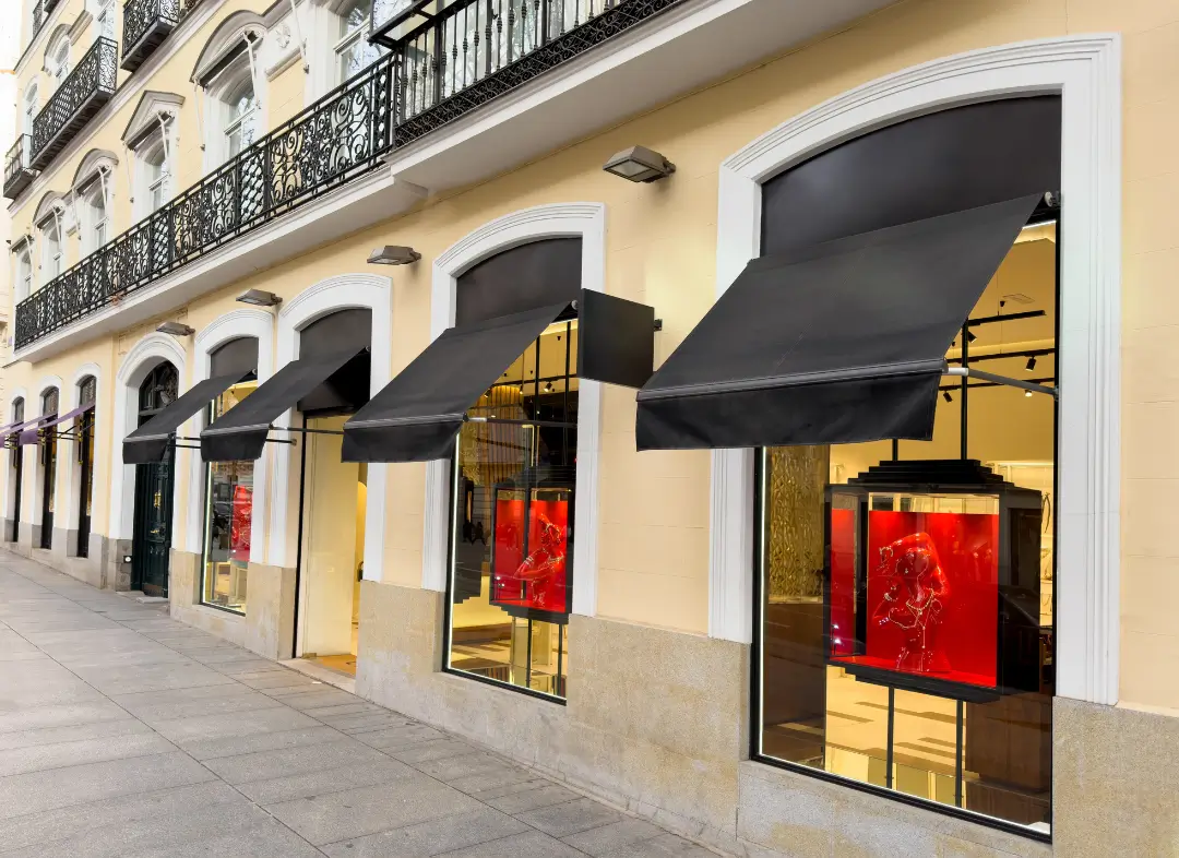 Façade vitrine de magasin en aluminium sur mesure à Générac
